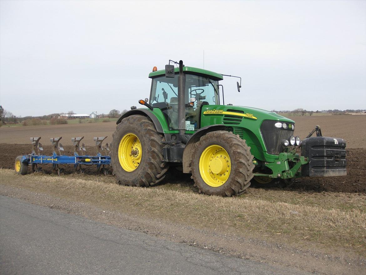 John Deere 7920 - Sidste træk med ploven for i år.  billede 3