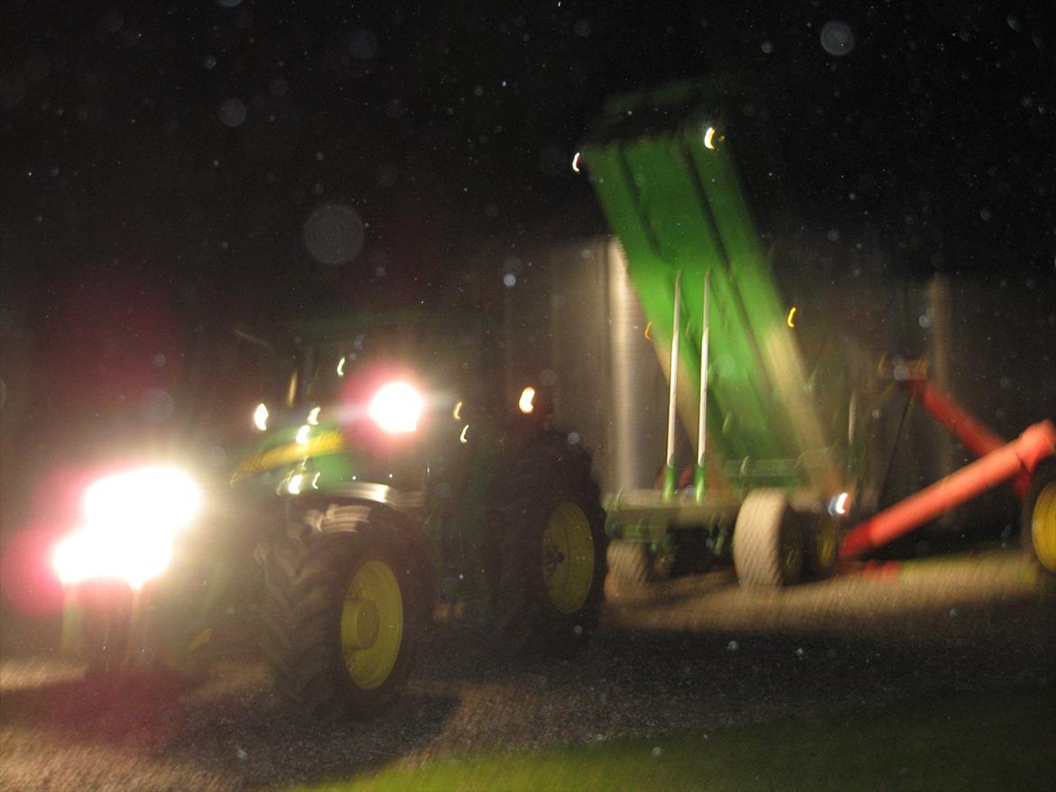 John Deere 7920 - Aflæsning på hovedgården en sen nattetime.   billede 10