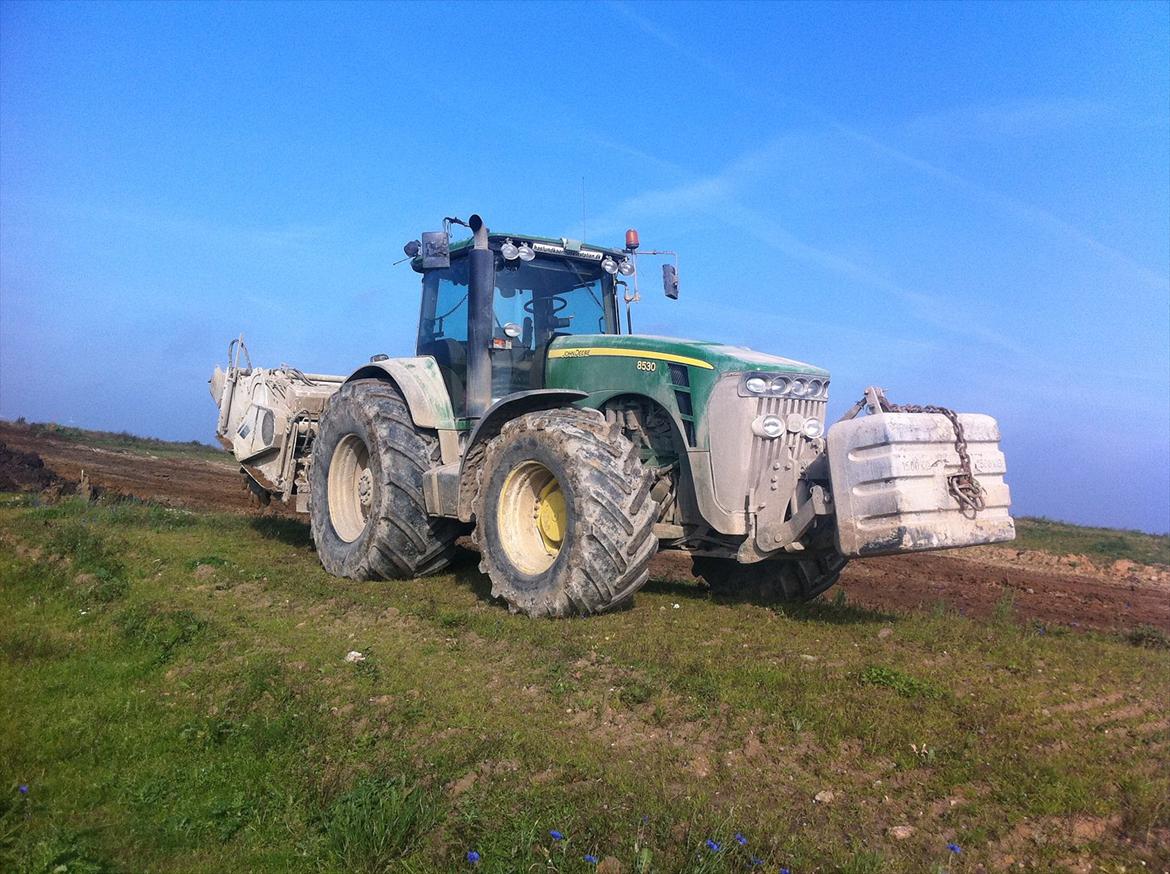 John Deere 8530 - på en solrig dag billede 2