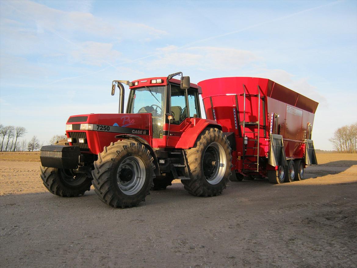 Case IH 7250 pro - det er en skam at den bare skal tå der med blande vognen men sådan er det jo  billede 2