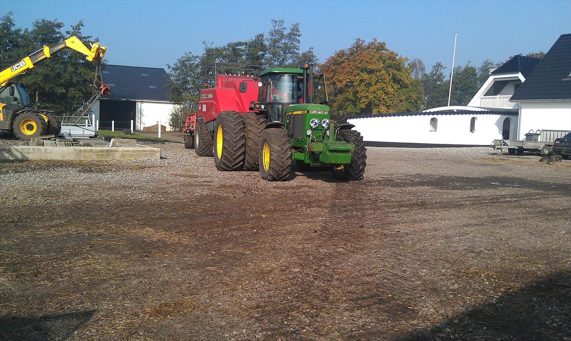 John Deere 4455 - John Deere 4455 med Massey Ferguson 2190 big balle presser. billede 10