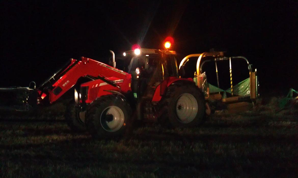 John Deere 4455 - Massyen der trækker John Deere 4455 med Massey Ferguson 2190 big balle presser. billede 5