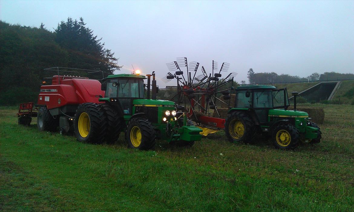 John Deere 4455 - John Deere 4455 med Massey Ferguson 2190 big balle presser. og John Deere 2140. billede 12