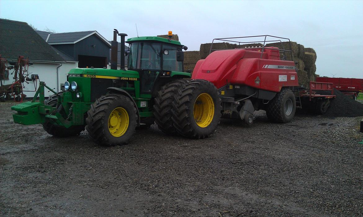 John Deere 4455 - John Deere 4455 med Massey Ferguson 2190 big balle presser. billede 2