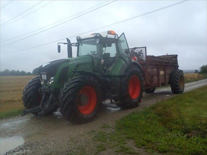 Fendt 924 vario - 924 med Samson møgspreder billede 6