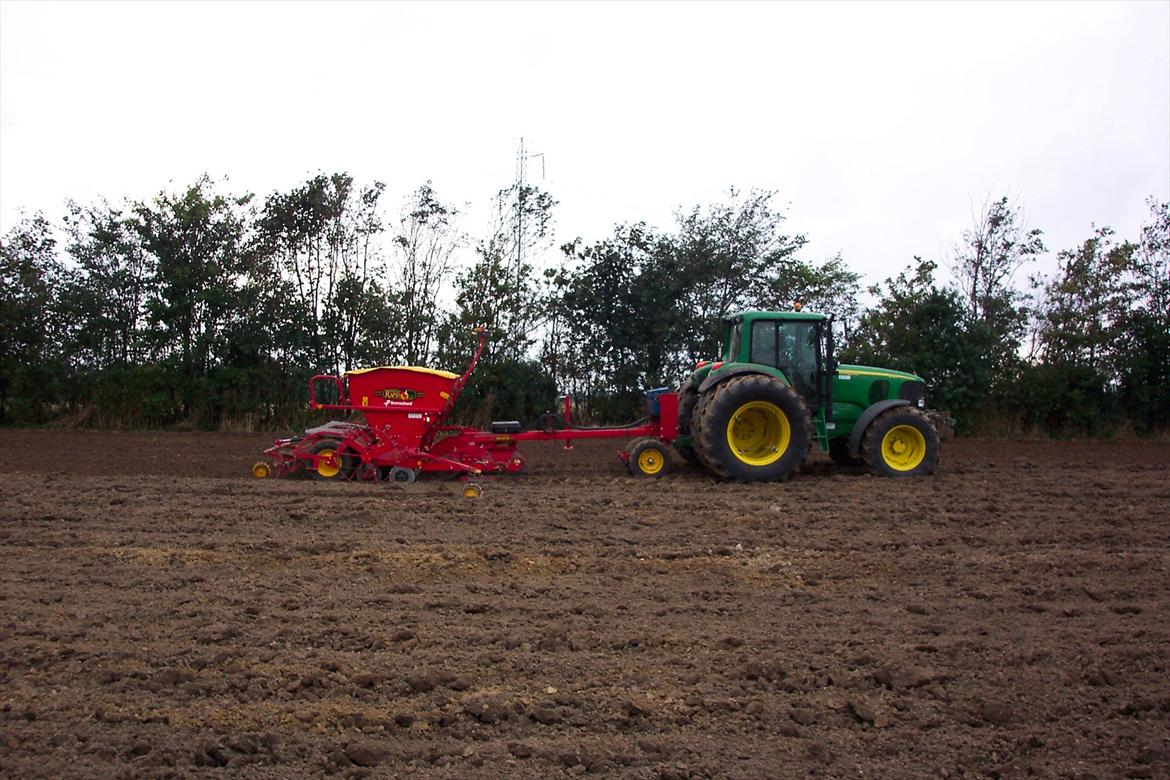 John Deere 6620 - Mener det her er fra 2005. Da den sled foran vores 4 meter väderstad rapid såmaskine billede 4