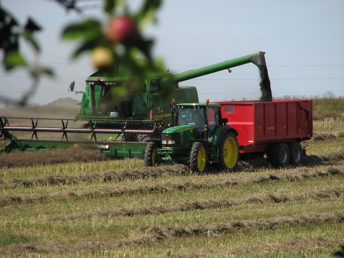 John Deere 6620 - Det her er fra 2008. Traktoren blev også brugt til at sprøjte med førhen, det gør den ikke mere billede 13