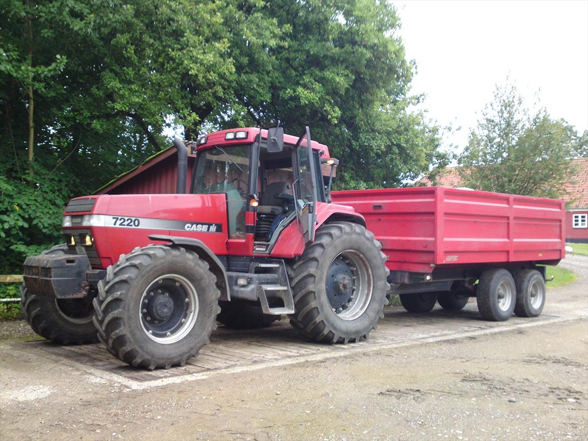 Case IH Magnum 7220 - Så holder man lige på brovægten, der skal vejes kunstgødning. billede 2