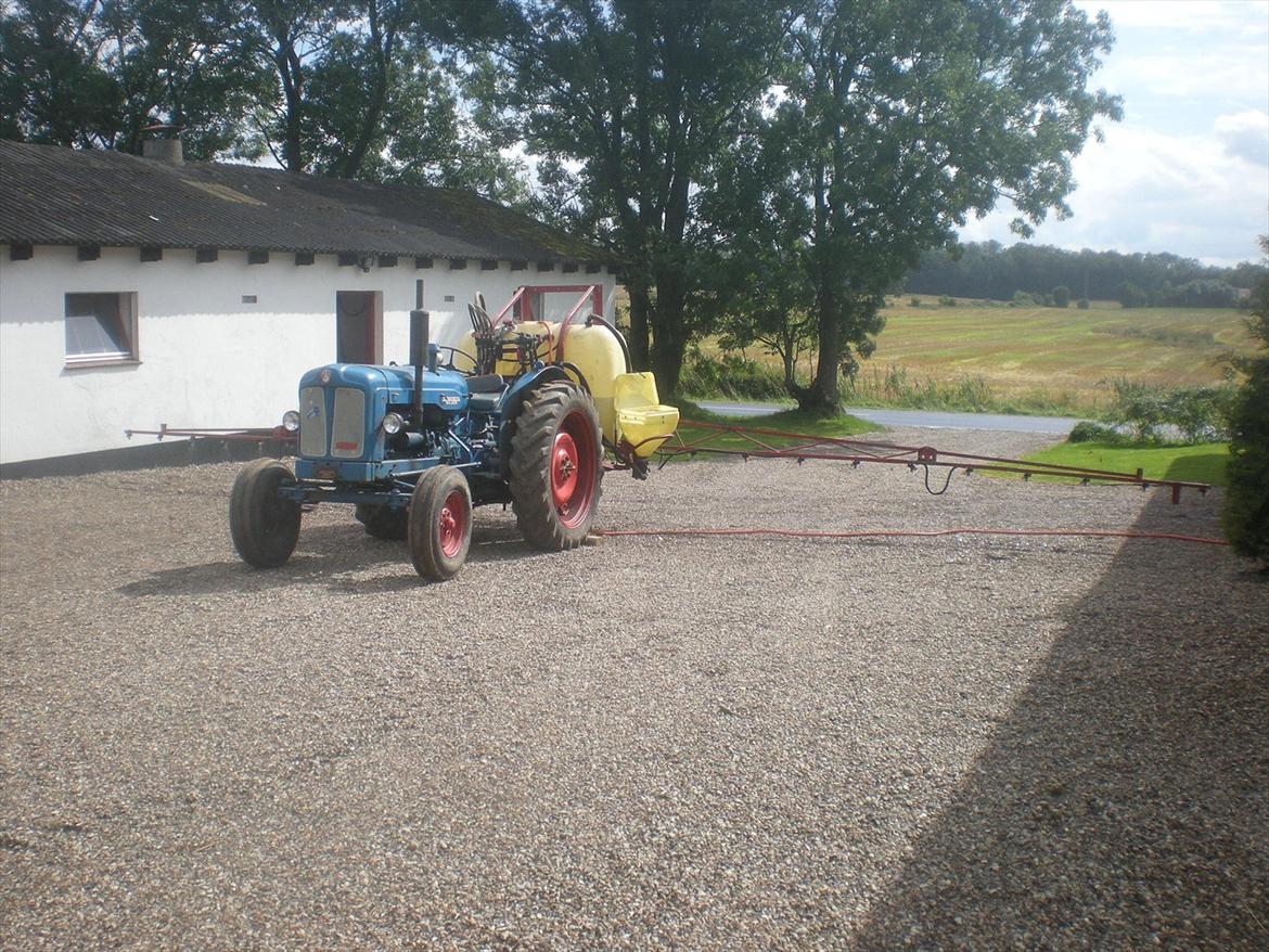 Fordson Power Major - med 900 liters Hardi sprøjte. Bare rolig. jeg sprøjter ikke med den, det var kun klargøring, men den kunne godt hvis det var. billede 11