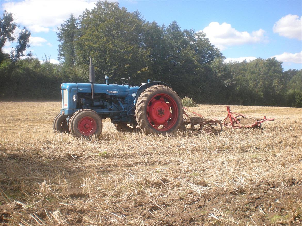 Fordson Power Major - Det var så ved den her slags arbejde den stod af. tromlen er med som pakker. skidtet spirer meget bedre så, og det er mere jævnt at køre på tværs anden gang. billede 12