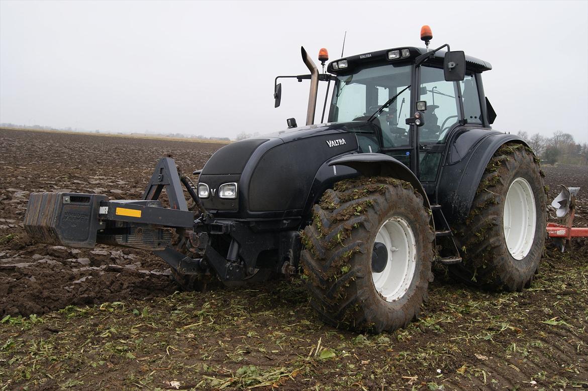 Valtra T150 - De 210 hk er sku spændt for, selv med sølle 4 fure, på det tunge lerjord på Falster.  billede 20