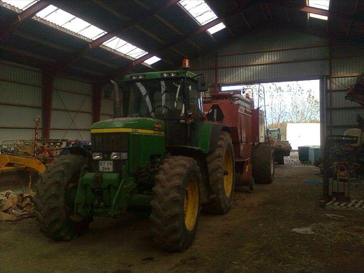 John Deere 7810 "HULK" - Hjemme i maskinhuset.  billede 4