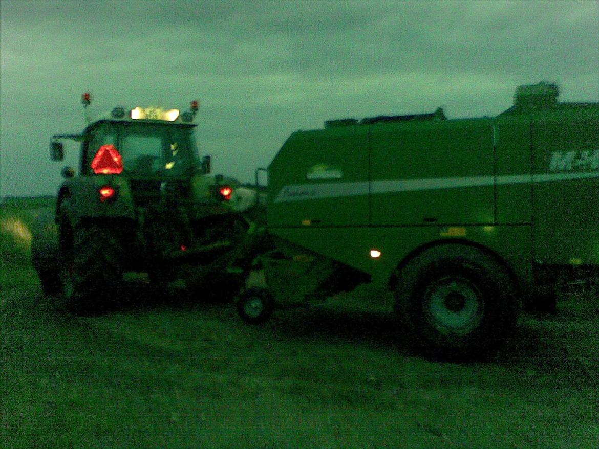 Fendt 718 Vario TMS - Var ude at presse noget ved Ho Bugt og det var godt nok smadret..:S Lidt svært at se, men det er møget vildt til..XD billede 7