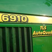 John Deere 6910