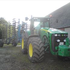 John Deere 8530