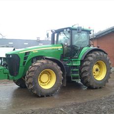 John Deere 8230
