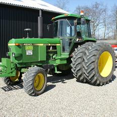 John Deere 4240