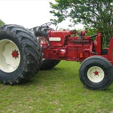 International Harvester 1046