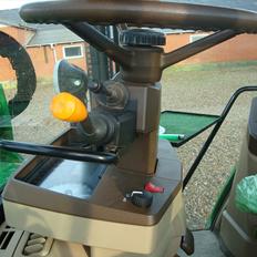 John Deere 6910