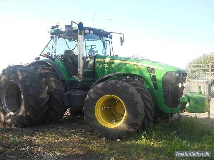 John Deere 8230 - til traktor træk fredriks maskinstations klasse vægt på sviner er 21.000 kg    billede 1