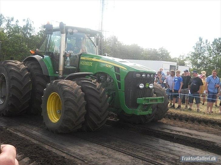 John Deere 8230 - træk i ilskov 2011 billede 5