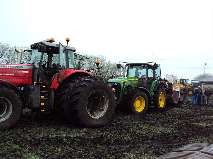 John Deere 8230 - en lille ups´er til træk i fredriks 2010. skulle tage slæden med ind på banen.. men kom ikke længer ind ind i rytter gården så hang slæden på livet.. så måtte kim martinussen lige trække lidt i den.. billede 8