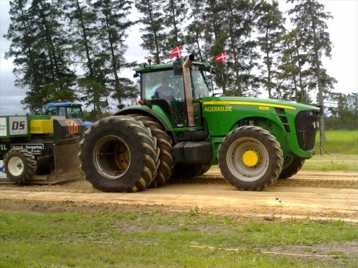John Deere 8230 - træk i smedebæk 2010 billede 9