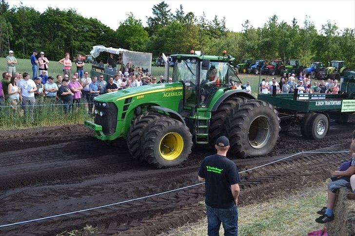 John Deere 8230 - træk i ilskov 2011... alt over 0.3 bar i dine hjul til træk i ilskov er useriøst.. der skal bare alt det luft af du tør også lige lidt mere billede 12