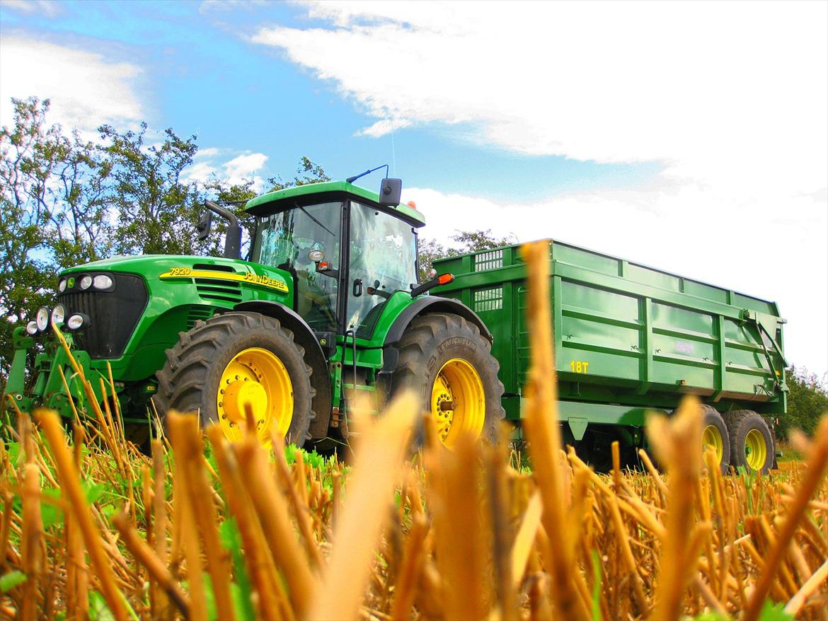 John Deere 7920 - Holder og venter på at få læs..  billede 1