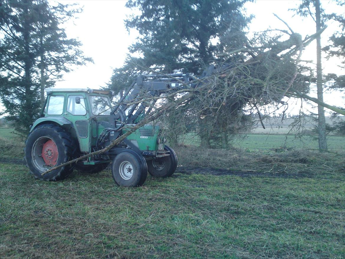 Deutz-Fahr D 7006 - ude og køre lidt grene billede 11