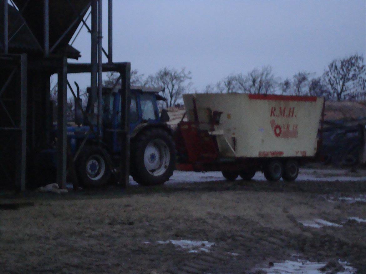 Ford 6610 Force II - Billedet er fra efterår 2008. Her holder den med den gamle fodervogn og inden vi fik asfaldt.  billede 4