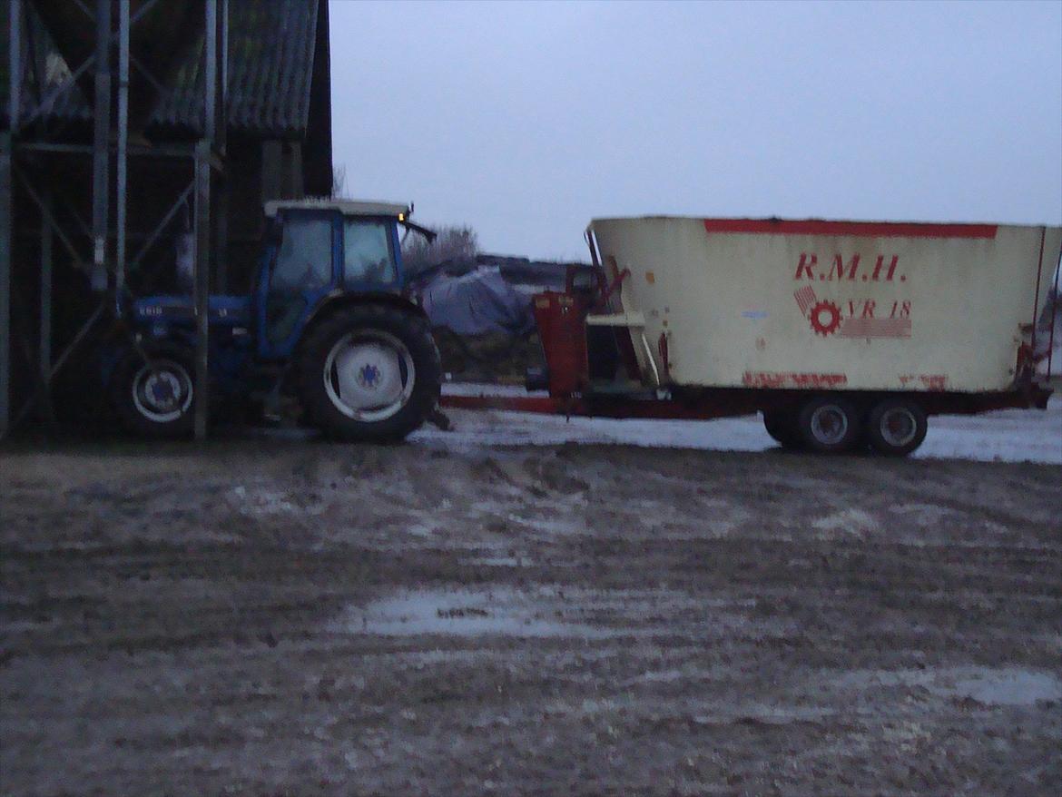 Ford 6610 Force II - Billedet er fra efterår 2008. Her holder den med den gamle fodervogn og inden vi fik asfaldt.  billede 5