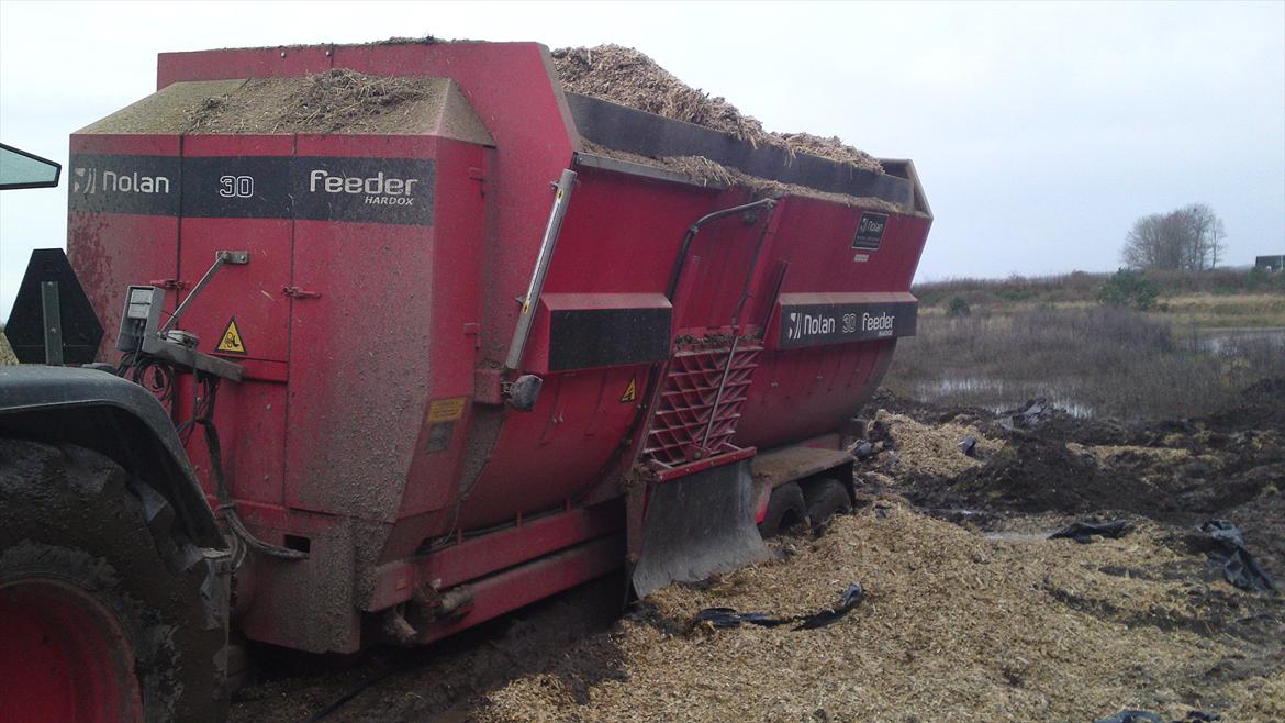 Fendt 718 - vores nolan 30 m2 vogn i markstak+ 12 tons majs= lad vær med det!! ;) billede 4