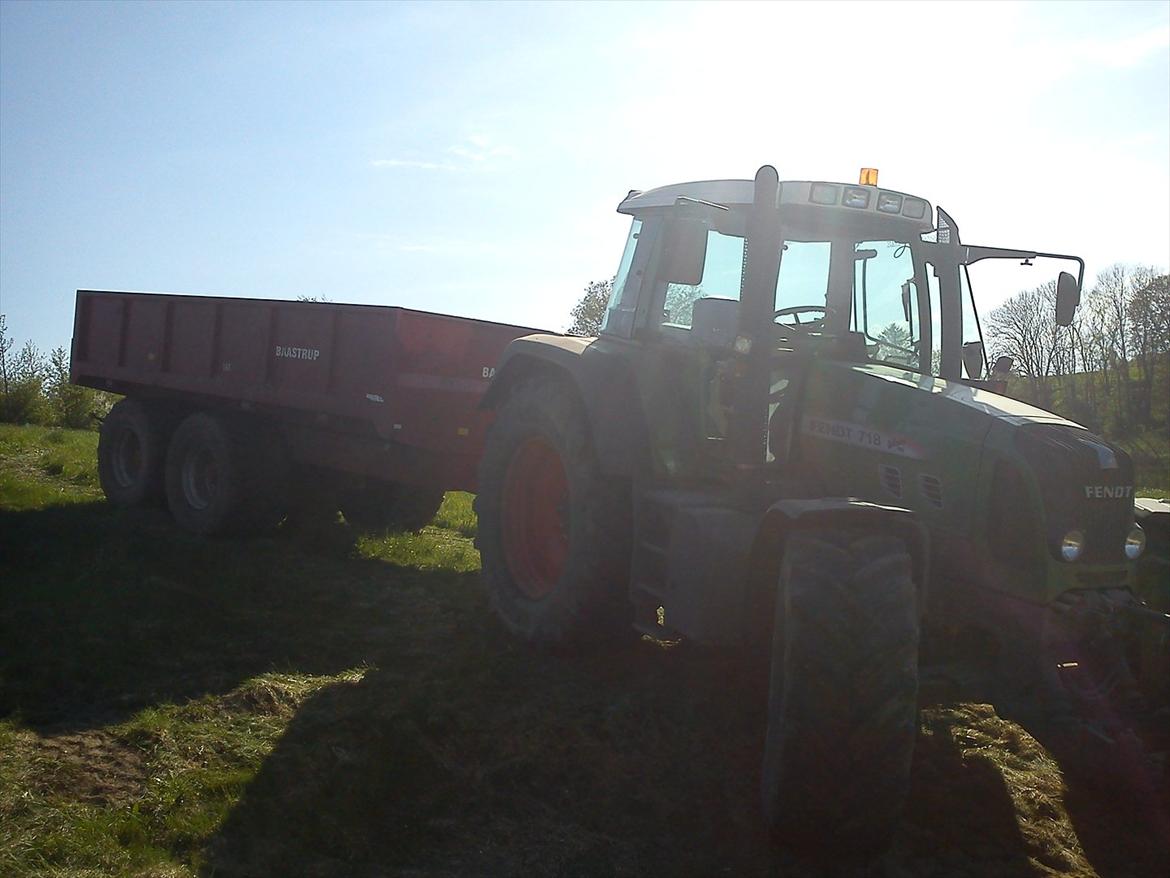 Fendt 718 - kørte hele sommerferien med denne 16 tons vogn for en entrepernør (dog med hans new holland Tm 190) billede 8