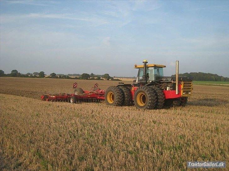 Bühler Versatile 976 - ude at harve med 10 meter horsch joker billede 1