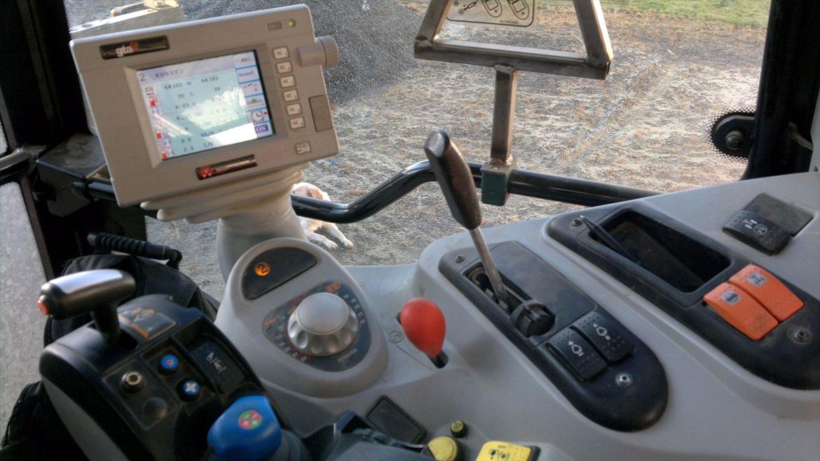 Massey Ferguson Dyna-6 6485 - Her ser i MF'en inde fra. Skærmen/computeren er den jeg snakker om som hedder GTA.  billede 7