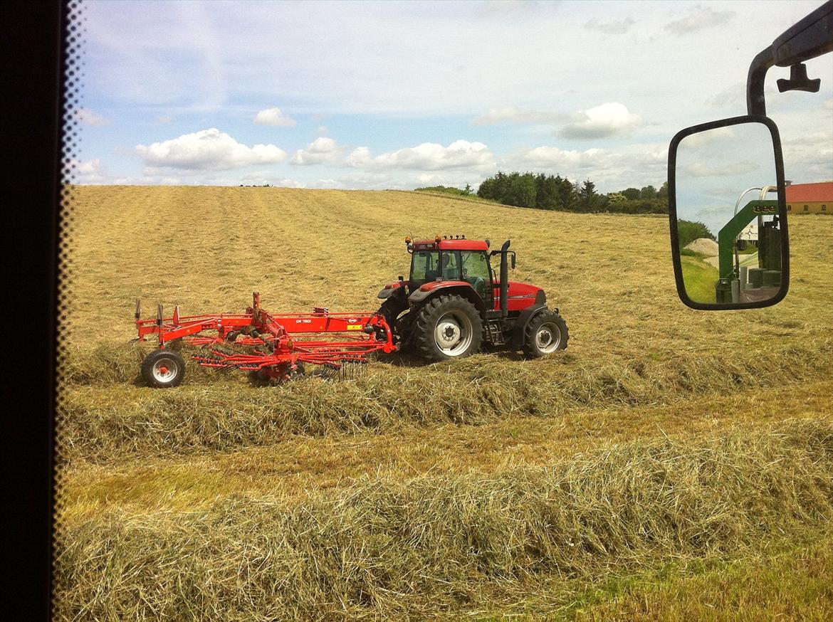 Case IH MX 110 [Chauffør] - River græs sammen til kvalitets hestewrap billede 5