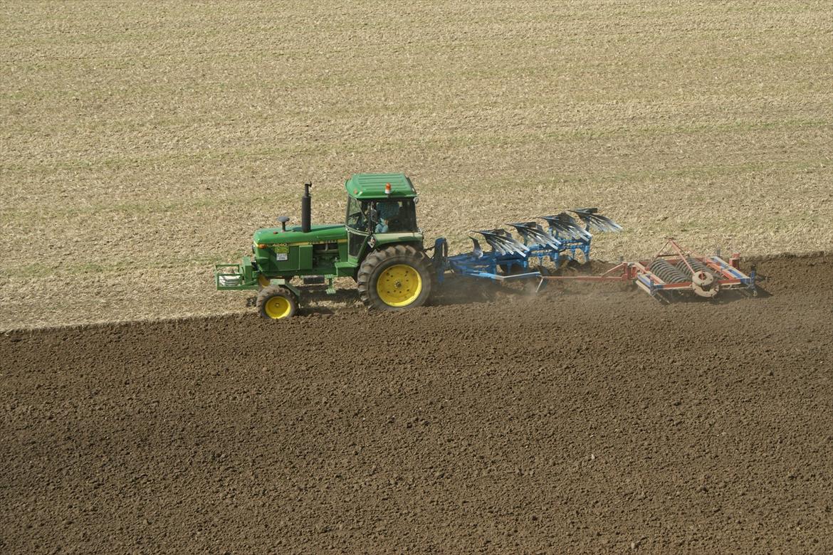 John Deere 4240 - Pløjer med den gamle Lemken-plov og efterhængt pakker. billede 5