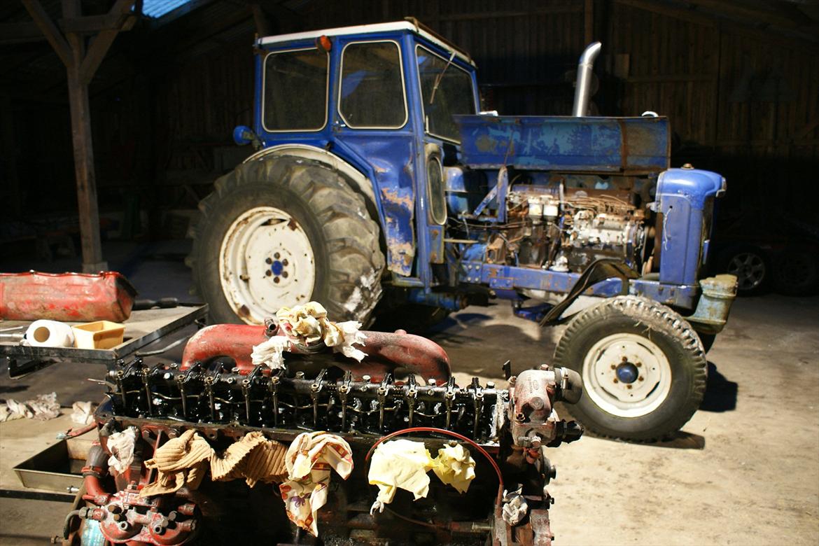 Fordson Supermajor Farmstock - Starten. En velkendt traktortrækker på Sandvedkanten (Jumbo) med den nye motor i forgrunden billede 3