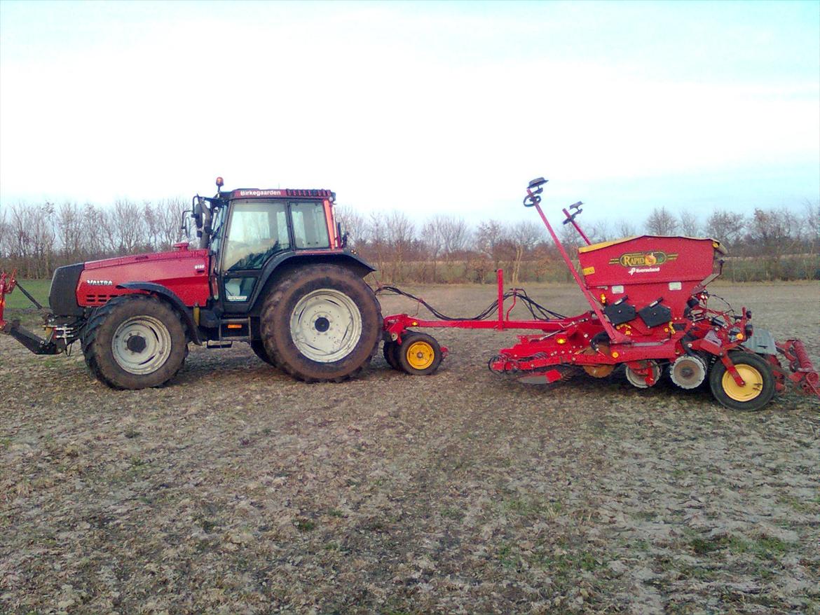 Valtra 8150 - så var vi lige ude og så lidt frø i en græs mark  billede 1