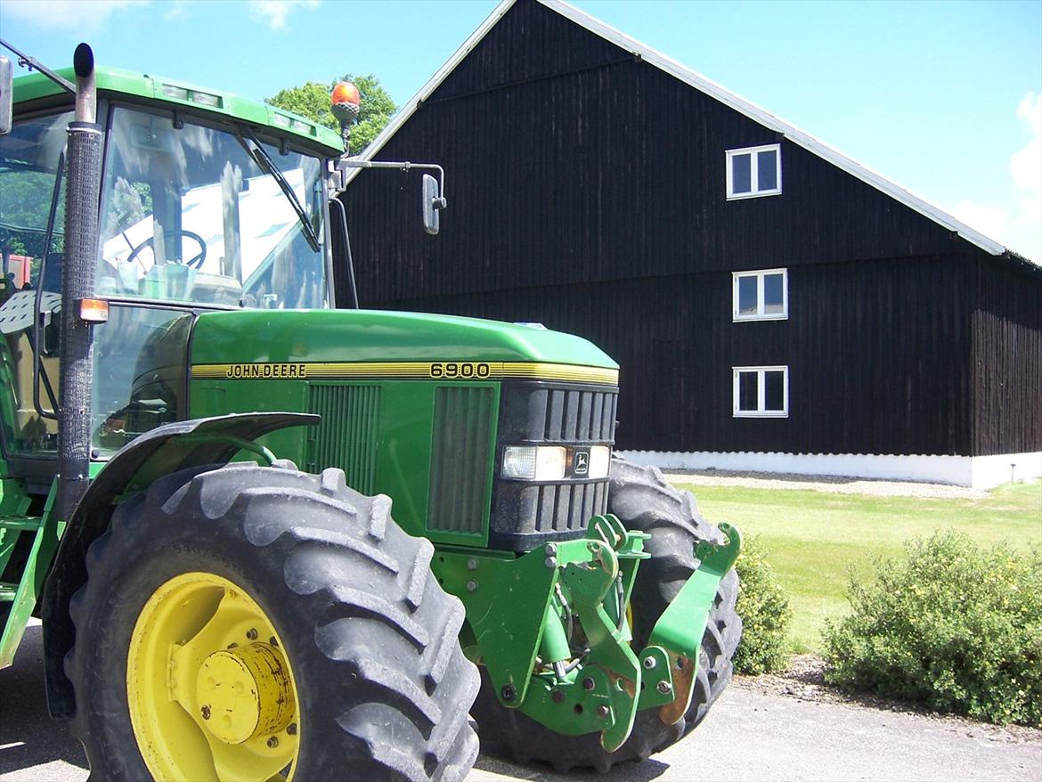 John Deere 6900 - 6900èren er den næst nyeste traktor på gården selvom den er tyve år gammel. Det siger lidt om resten af "Crewet" billede 5