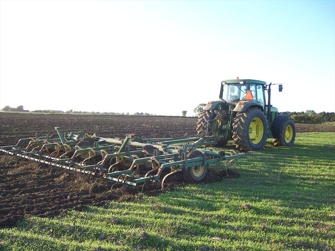 John Deere 6900 - Harver spinatjord med min 7 meter stubharve billede 7