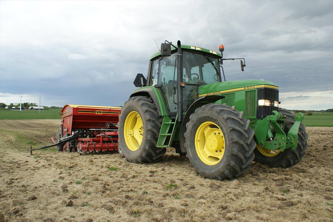 John Deere 6900 - Det sker at den bliver brugt hvis jeg skal teste en ny maskine til MARK-bladet. Her en 3 meter VM-seeder billede 9