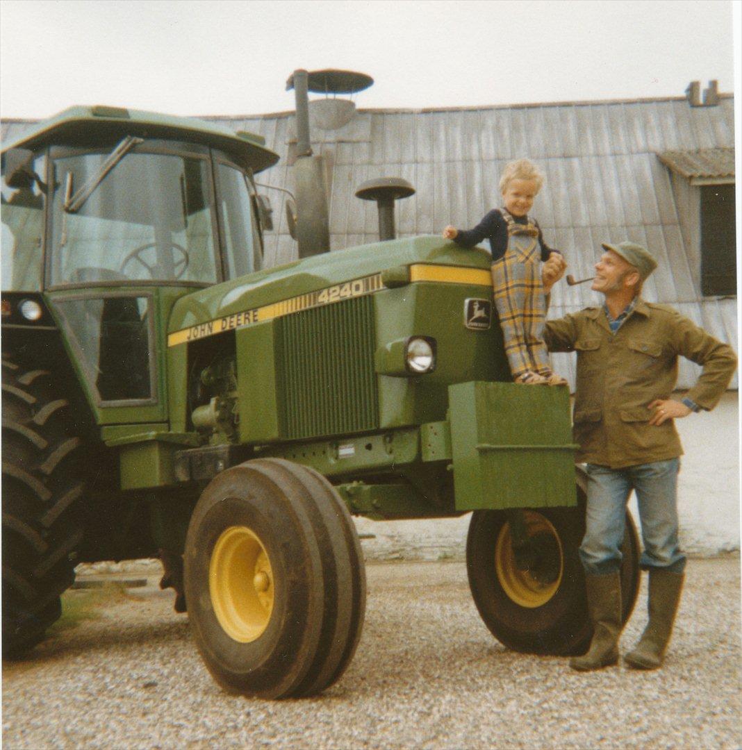 John Deere 4240 - Sprit ny og lige ankommet til gården i 1981. Den lille rod på frontklodsen er mig, og manden med snaden er min fatter, -der stadig syntes at traktoren er hans bedste køb nogensinde billede 6