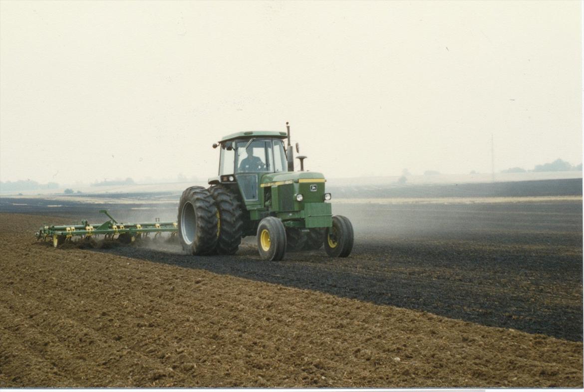 John Deere 4240 - Der var engang hvor man måtte brænde kornhalmen. Derefter fik den en tur med 4240èren og den 7 meter stubharve. De første år uden turbo, altså med 128 hk billede 7