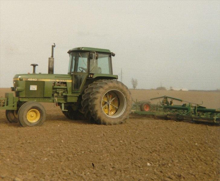 John Deere 4240 - Harver såbed i 80èrne med datidens såbedsharve nummer ET, -en dejlig bugseret Viberg ;0) billede 9