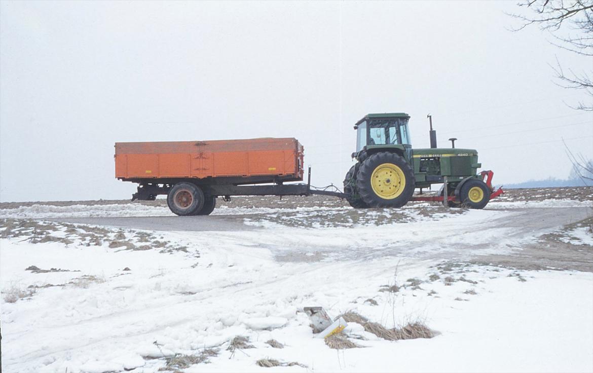 John Deere 4240 - Kornkørsel om vinteren. Også for rigtig mange år siden. Beslaget i snuden er til sneplov billede 10