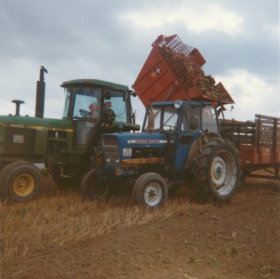 John Deere 4240 - Dengang jeg var rigtig lille... tog den roer op og min 5000èr kørte fra. Der var åbenbart plads til både min lillebroder og jeg i kabinen ;0)  billede 11