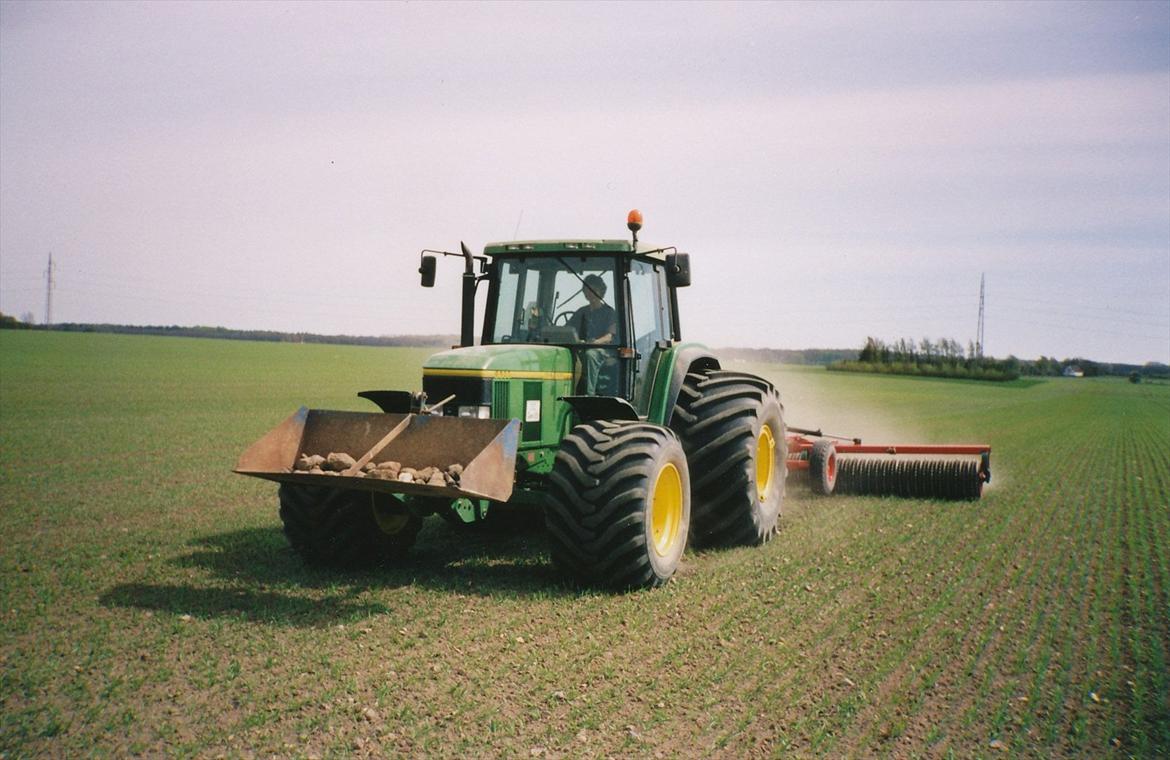 John Deere 6900 - De første par år vi havde den kørte den med terra dæk. Her er min mor igang med at forøge hendes samling af sten billede 12