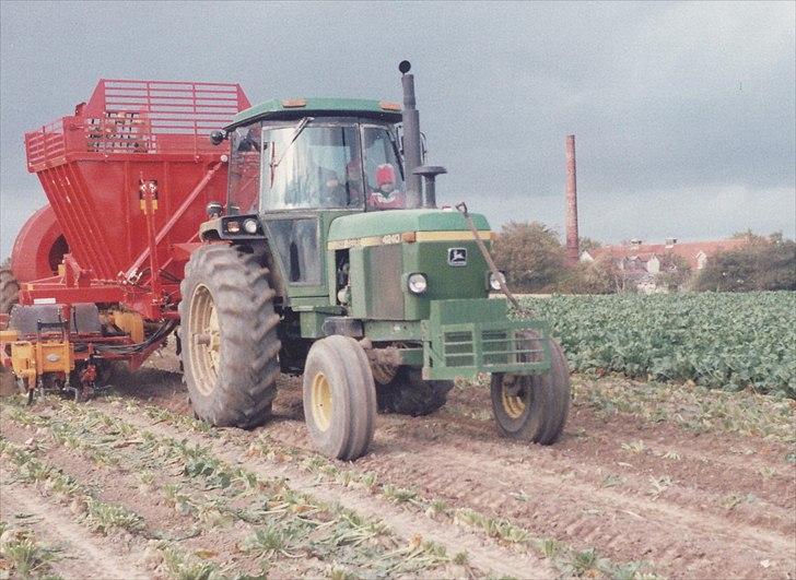 John Deere 4240 - Roeoptagning mist i fierserne da der kunne være tre personer i kabinen. Nu kan man næsten selv fylde alt pladsen ud, hehe billede 13